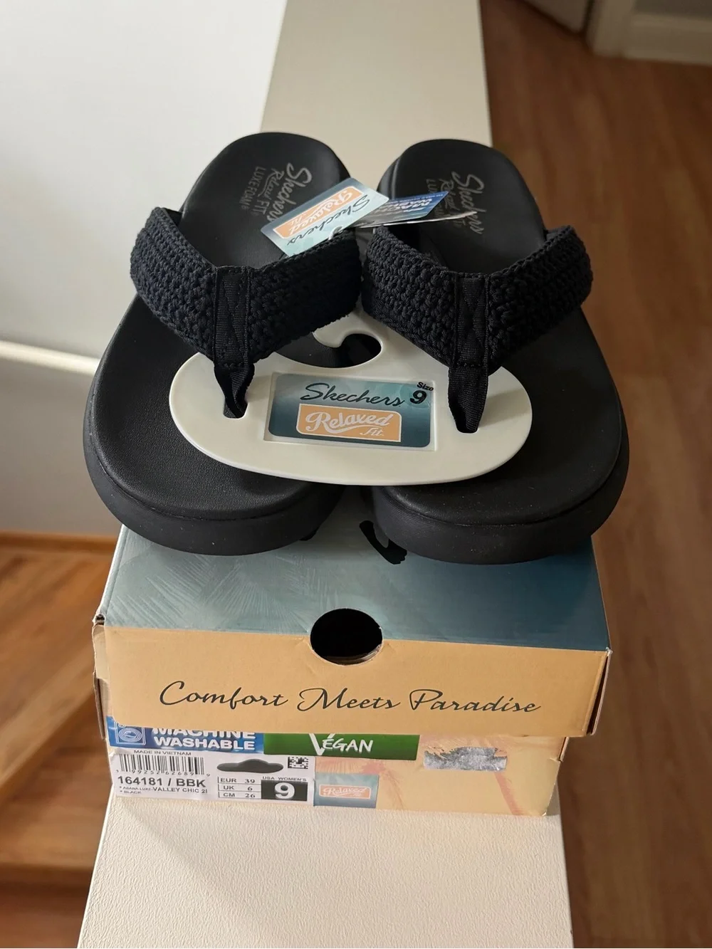 Brand new”Skechers”(California Comfort)women’s sneakers.Size-9,color-black.🖤